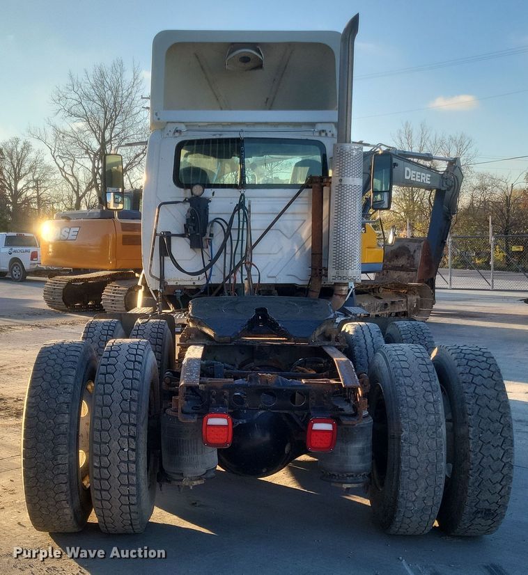 image for item DQ3828 2011 International  Prostar  semi truck