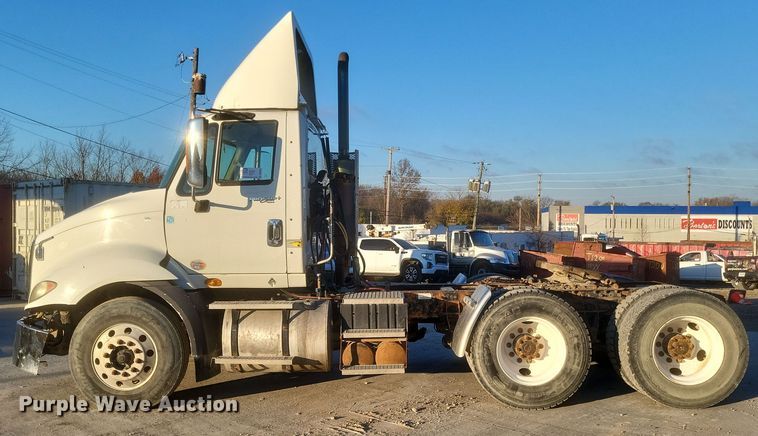 image for item DQ3828 2011 International  Prostar  semi truck