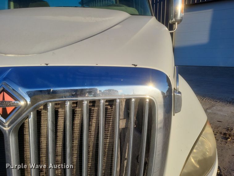 image for item DQ3828 2011 International  Prostar  semi truck