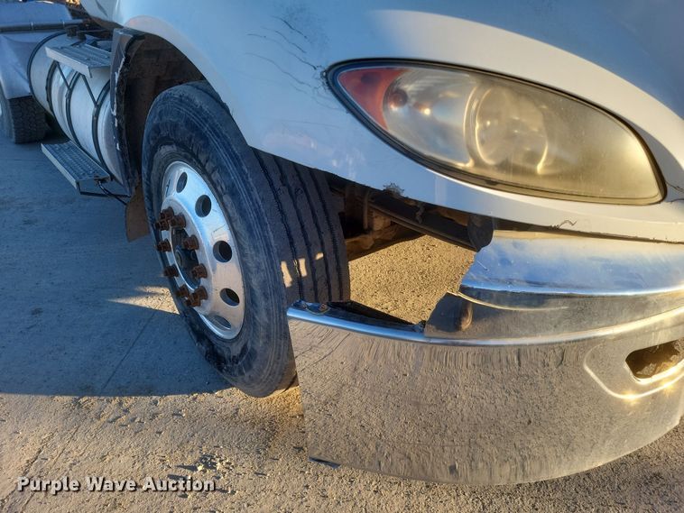 image for item DQ3828 2011 International  Prostar  semi truck