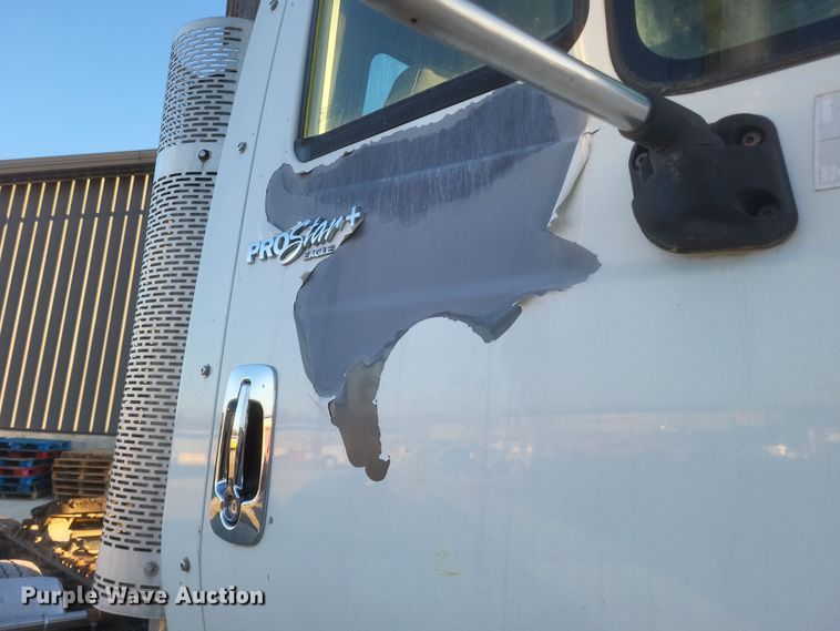 image for item DQ3828 2011 International  Prostar  semi truck