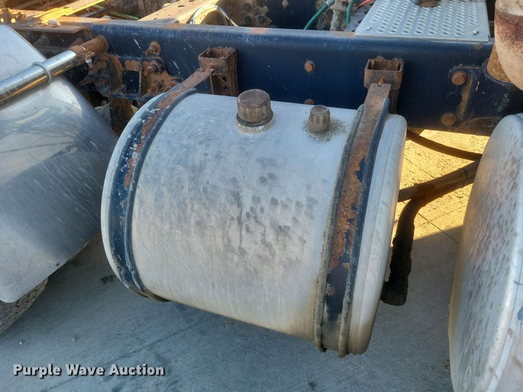 image for item DQ3828 2011 International  Prostar  semi truck