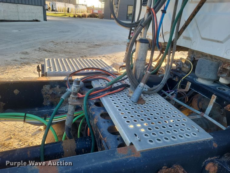 image for item DQ3828 2011 International  Prostar  semi truck