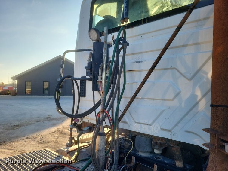 image for item DQ3828 2011 International  Prostar  semi truck