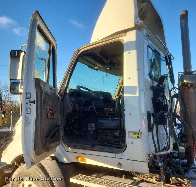 image for item DQ3828 2011 International  Prostar  semi truck