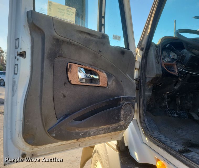 image for item DQ3828 2011 International  Prostar  semi truck