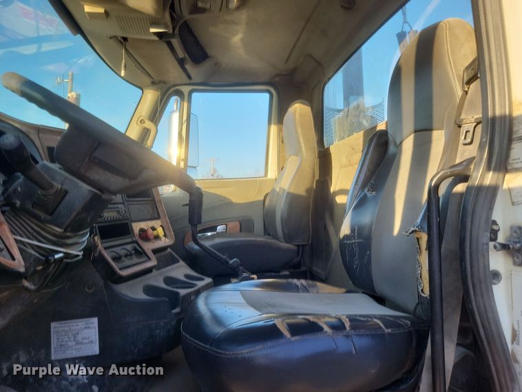 image for item DQ3828 2011 International  Prostar  semi truck