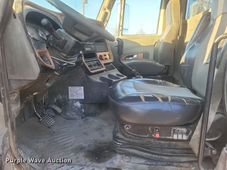 image for item DQ3828 2011 International  Prostar  semi truck