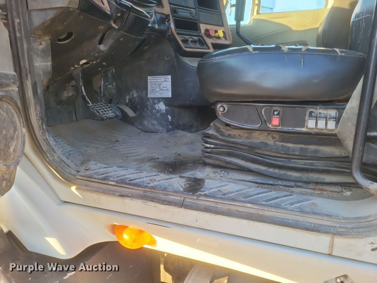 image for item DQ3828 2011 International  Prostar  semi truck