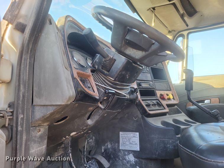 image for item DQ3828 2011 International  Prostar  semi truck