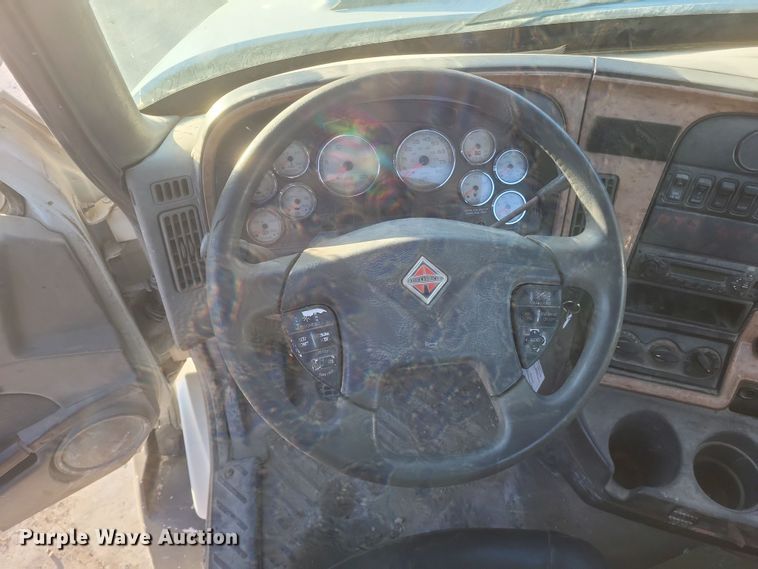 image for item DQ3828 2011 International  Prostar  semi truck