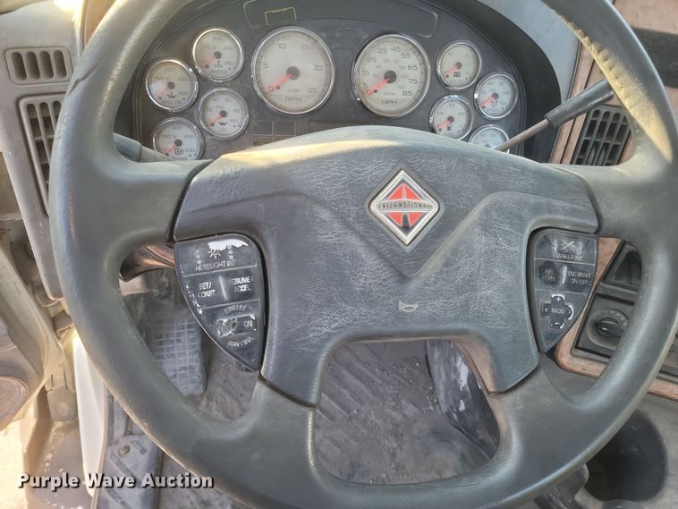 image for item DQ3828 2011 International  Prostar  semi truck