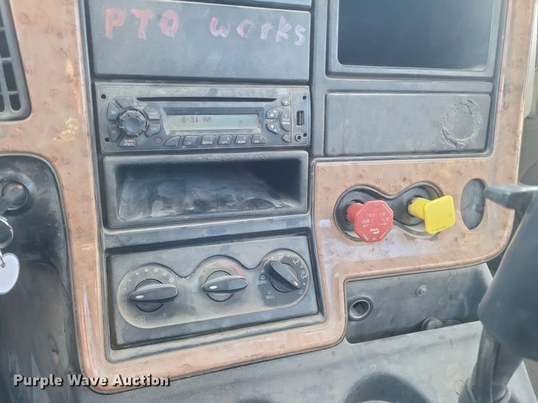 image for item DQ3828 2011 International  Prostar  semi truck