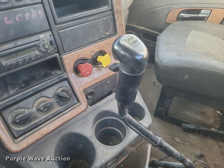 image for item DQ3828 2011 International  Prostar  semi truck