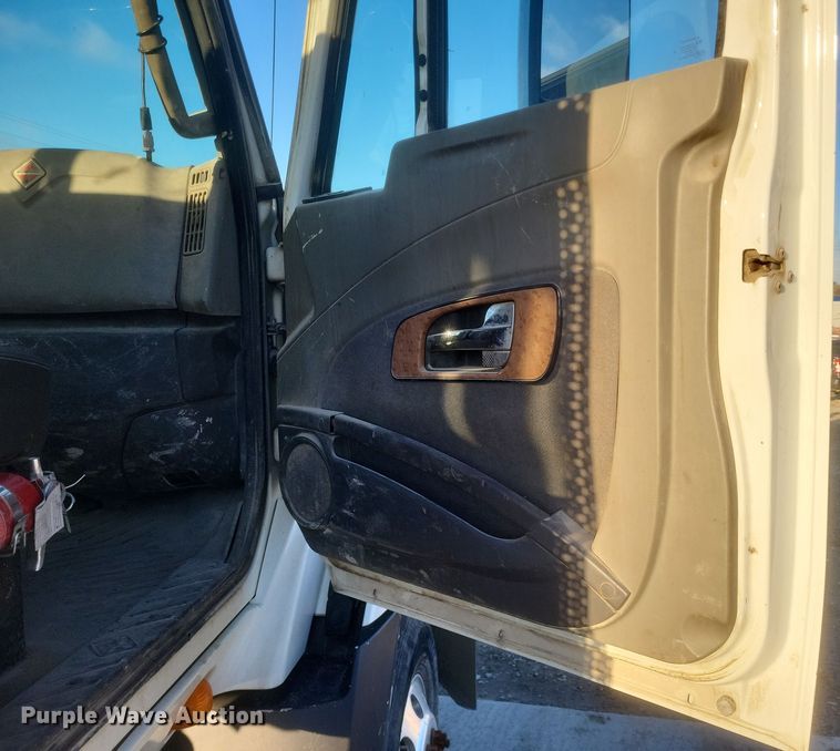 image for item DQ3828 2011 International  Prostar  semi truck