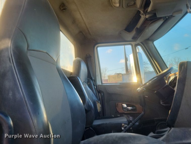 image for item DQ3828 2011 International  Prostar  semi truck