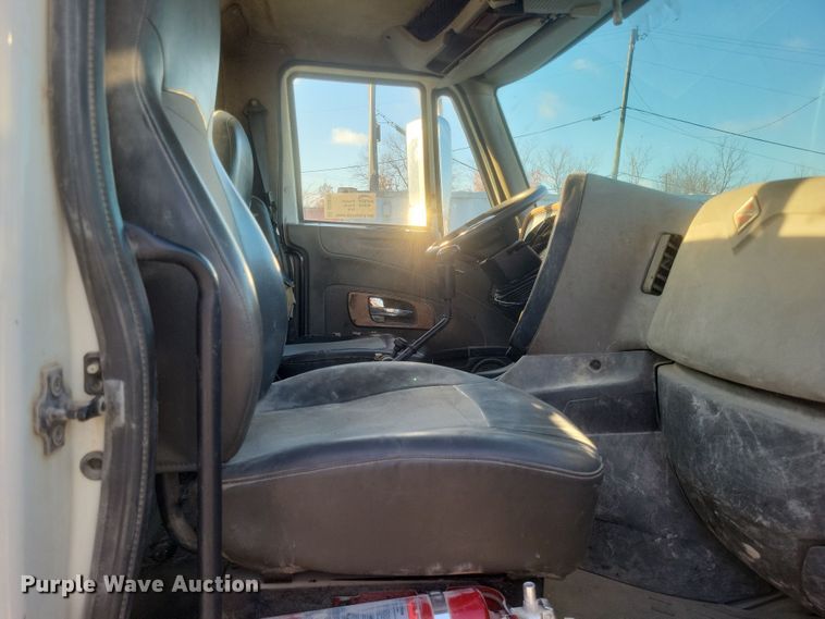 image for item DQ3828 2011 International  Prostar  semi truck