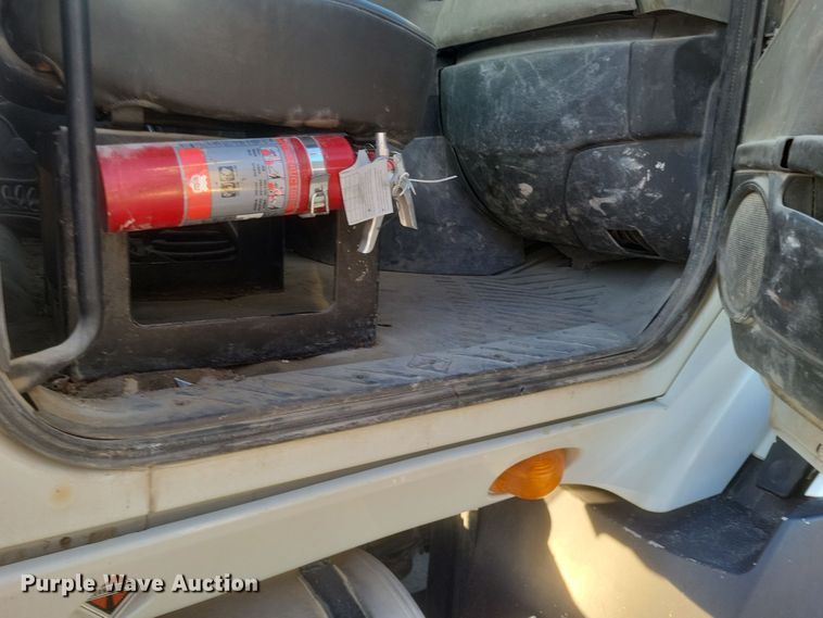 image for item DQ3828 2011 International  Prostar  semi truck