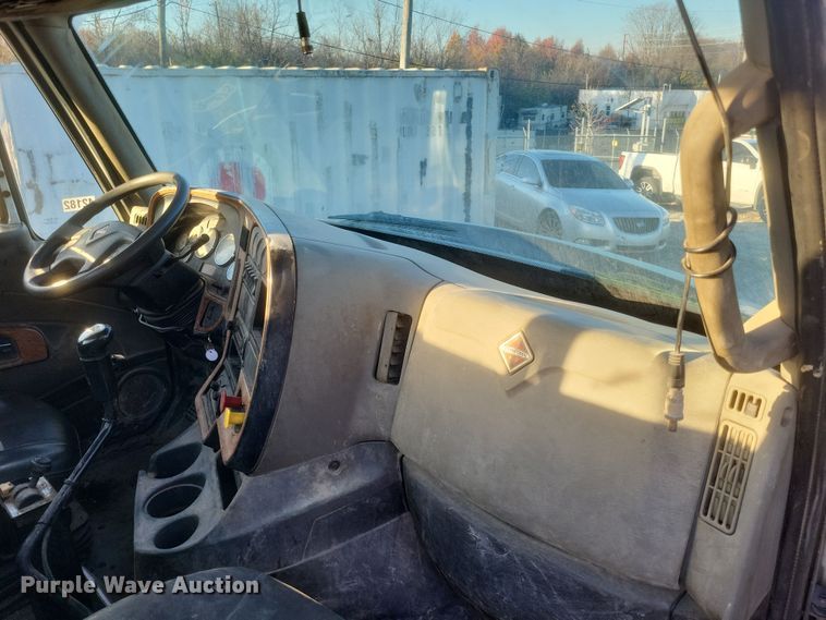 image for item DQ3828 2011 International  Prostar  semi truck