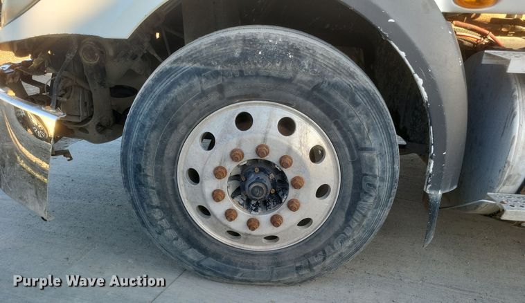 image for item DQ3828 2011 International  Prostar  semi truck