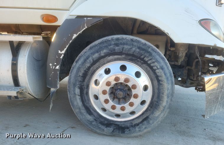 image for item DQ3828 2011 International  Prostar  semi truck