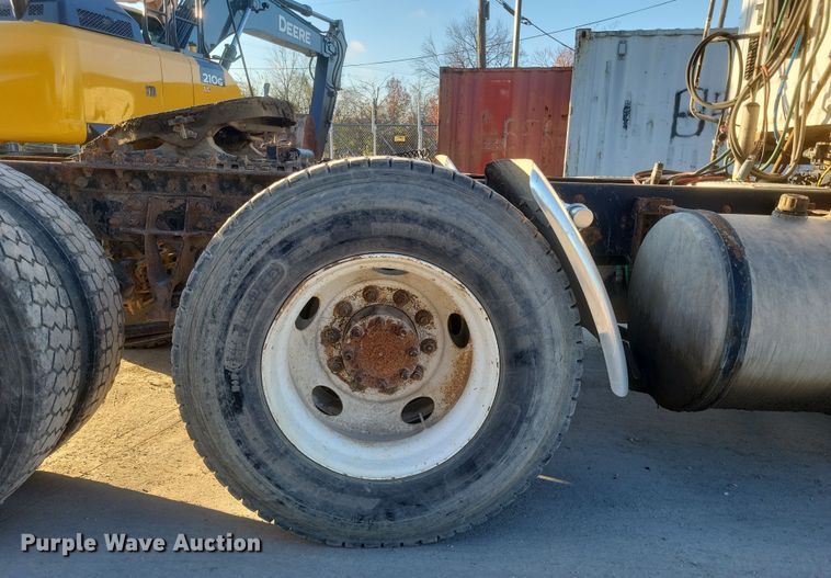 image for item DQ3828 2011 International  Prostar  semi truck