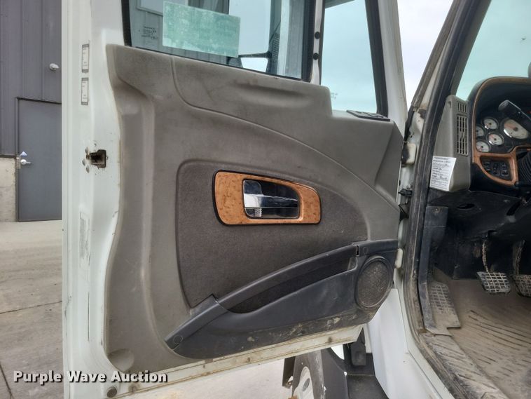 image for item DQ3829 2011 International  ProStar+ semi truck