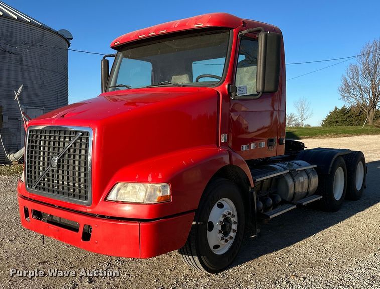 image for item DS3234 2010 Volvo VNM semi truck