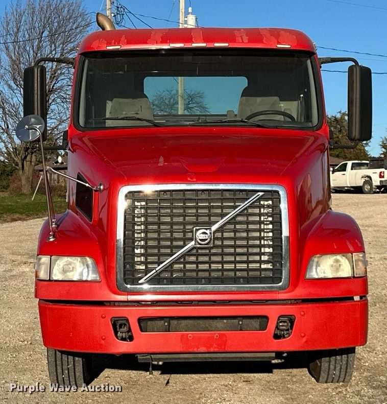 image for item DS3234 2010 Volvo VNM semi truck