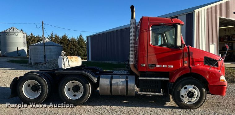 image for item DS3234 2010 Volvo VNM semi truck
