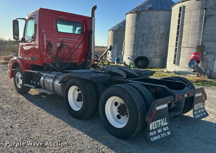 image for item DS3234 2010 Volvo VNM semi truck