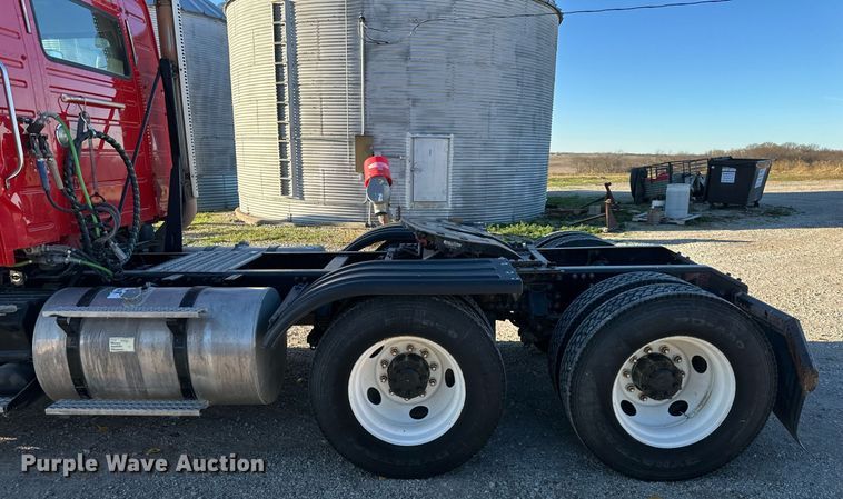 image for item DS3234 2010 Volvo VNM semi truck