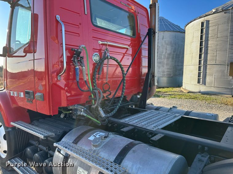 image for item DS3234 2010 Volvo VNM semi truck