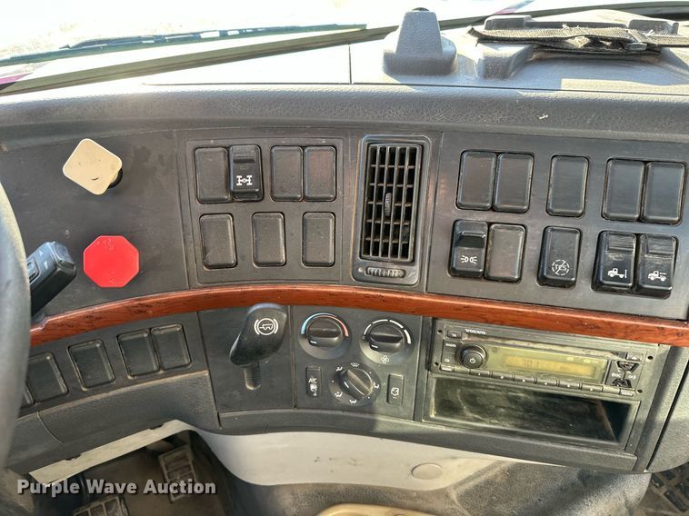 image for item DS3234 2010 Volvo VNM semi truck