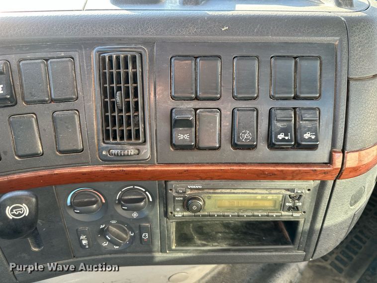 image for item DS3234 2010 Volvo VNM semi truck