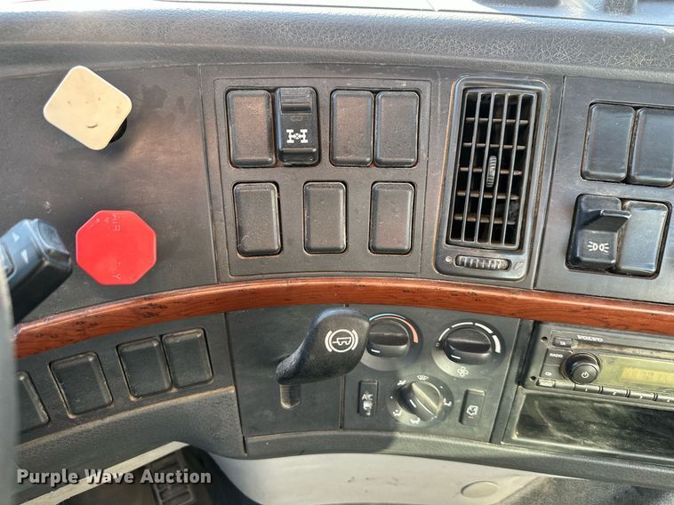 image for item DS3234 2010 Volvo VNM semi truck