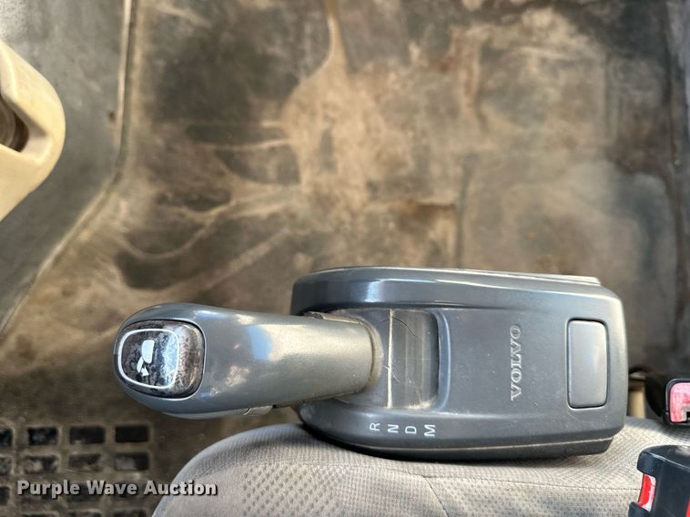 image for item DS3234 2010 Volvo VNM semi truck