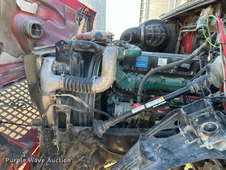 image for item DS3234 2010 Volvo VNM semi truck