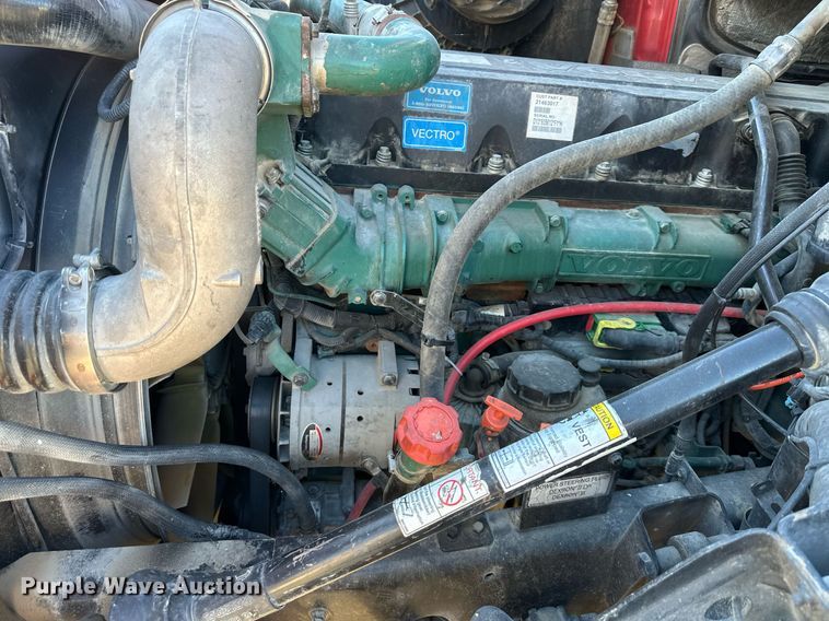 image for item DS3234 2010 Volvo VNM semi truck