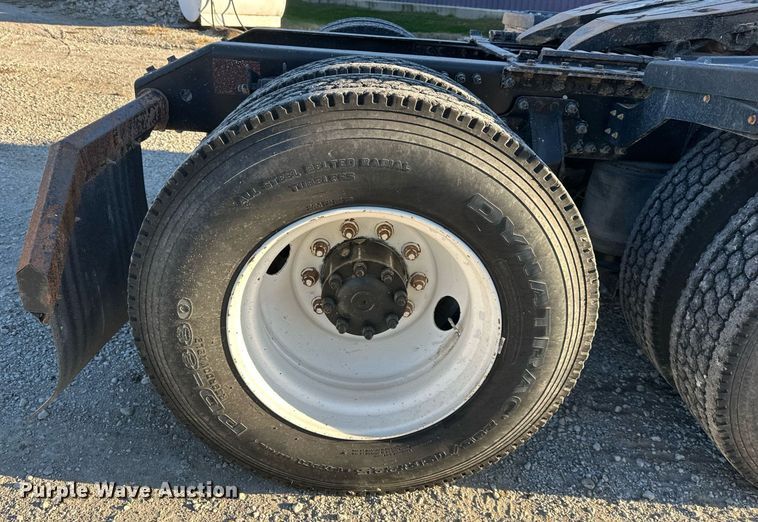 image for item DS3234 2010 Volvo VNM semi truck