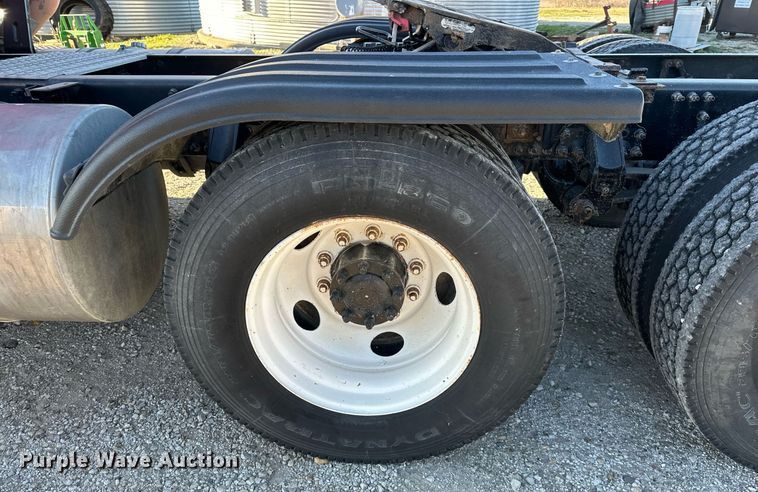 image for item DS3234 2010 Volvo VNM semi truck