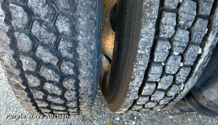 image for item DS3234 2010 Volvo VNM semi truck