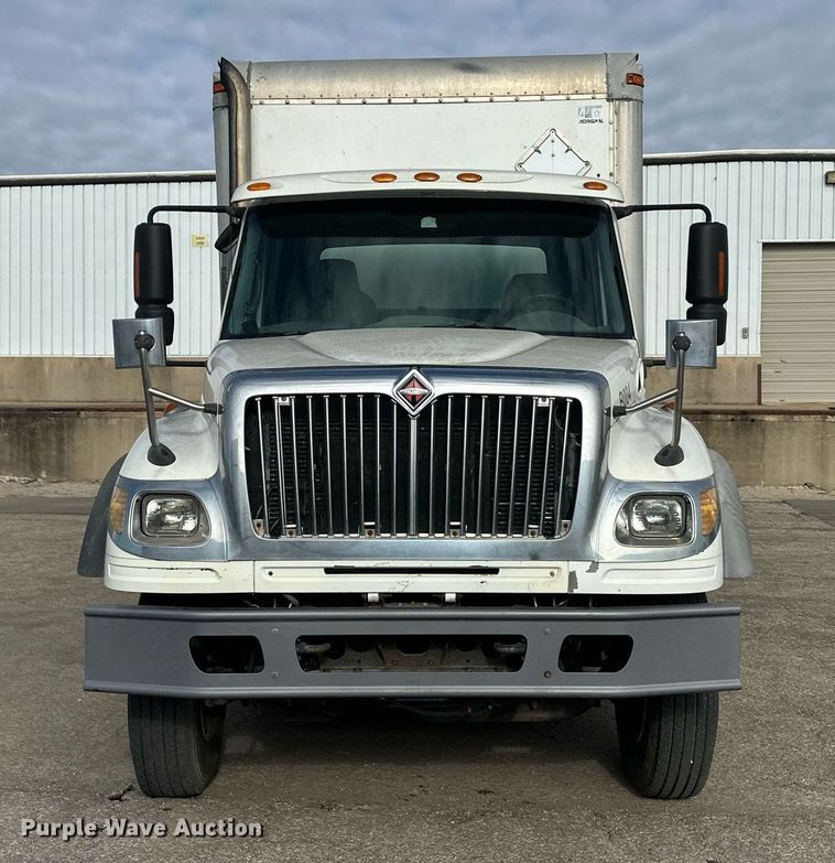 image for item DS3371 2004 International 7600 box truck