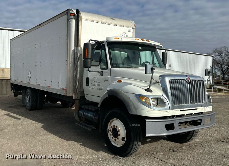 image for item DS3371 2004 International 7600 box truck