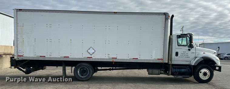 image for item DS3371 2004 International 7600 box truck