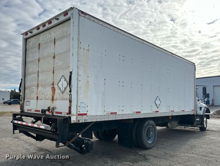 image for item DS3371 2004 International 7600 box truck