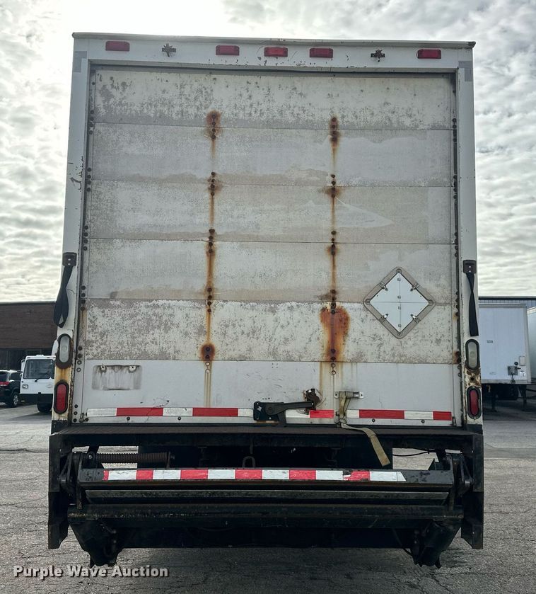 image for item DS3371 2004 International 7600 box truck