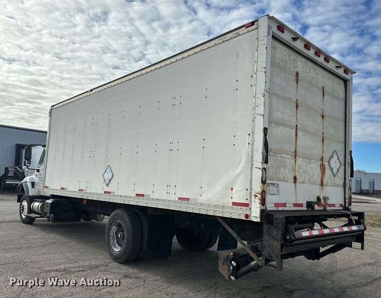 image for item DS3371 2004 International 7600 box truck