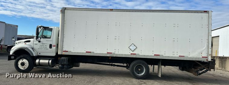 image for item DS3371 2004 International 7600 box truck
