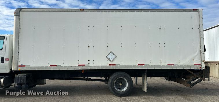 image for item DS3371 2004 International 7600 box truck